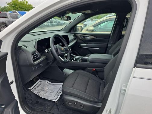 Summit White 2024 Chevrolet Traverse LT