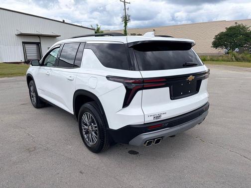 Summit White 2024 Chevrolet Traverse LT