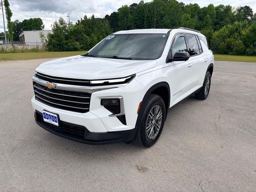 Summit White 2024 Chevrolet Traverse LT