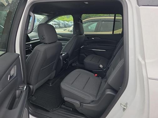 Summit White 2024 Chevrolet Traverse LT