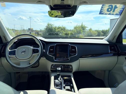 2016 Volvo XC90 T6 Momentum