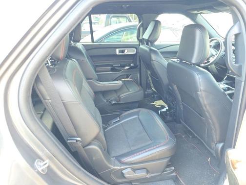 Gray Metallic 2022 Ford Explorer ST-Line
