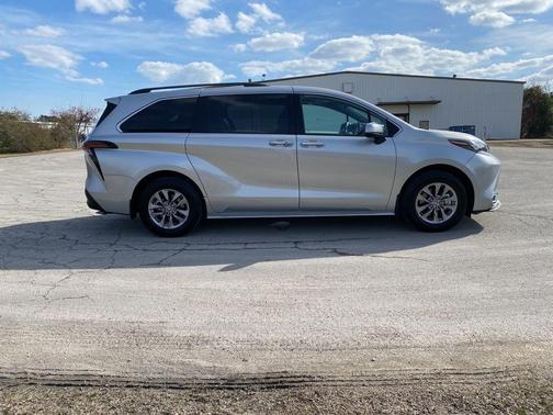 2024 Toyota Sienna XLE