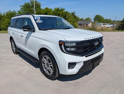 Oxford White 2025 Ford Expedition Active