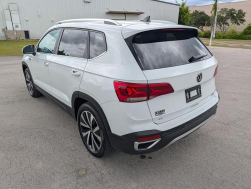Pure White 2023 Volkswagen Taos 1.5T SE