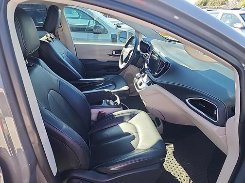 2022 Chrysler Pacifica Hybrid Touring L