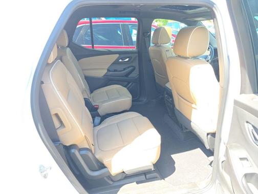 Iridescent Pearl Tricoat 2023 Chevrolet Traverse Premier