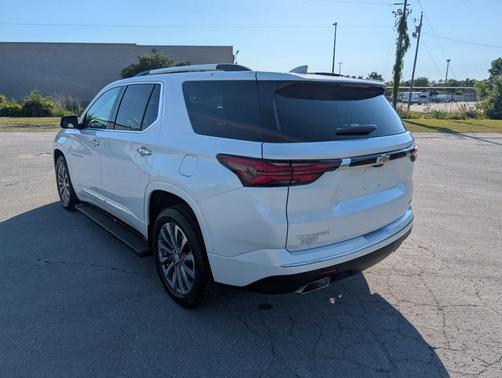 Iridescent Pearl Tricoat 2023 Chevrolet Traverse Premier