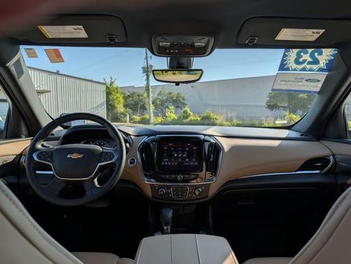 Iridescent Pearl Tricoat 2023 Chevrolet Traverse Premier