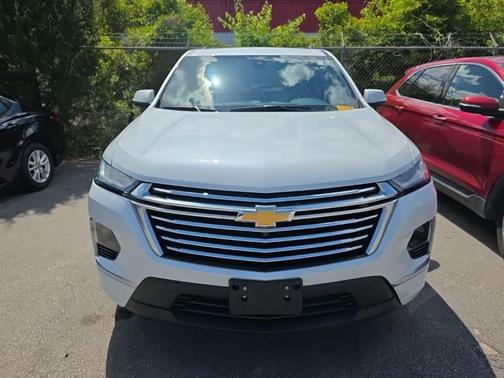 Iridescent Pearl Tricoat 2023 Chevrolet Traverse Premier