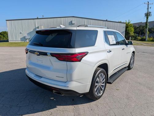 Iridescent Pearl Tricoat 2023 Chevrolet Traverse Premier