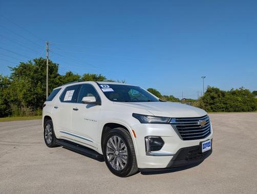 Iridescent Pearl Tricoat 2023 Chevrolet Traverse Premier