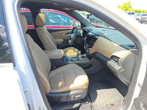 Iridescent Pearl Tricoat 2023 Chevrolet Traverse Premier