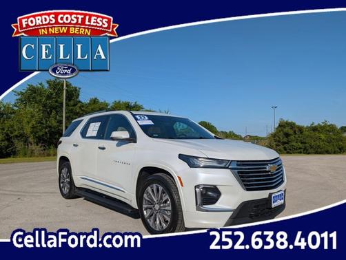 Iridescent Pearl Tricoat 2023 Chevrolet Traverse Premier