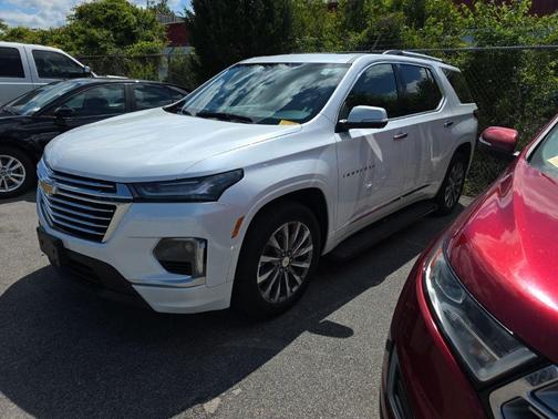 Iridescent Pearl Tricoat 2023 Chevrolet Traverse Premier