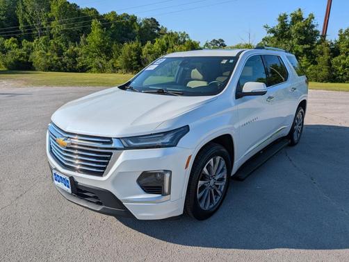 Iridescent Pearl Tricoat 2023 Chevrolet Traverse Premier