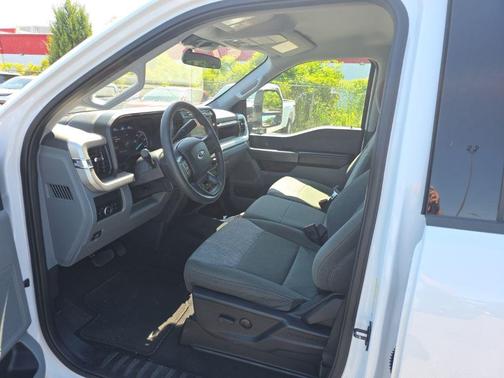 Oxford White 2024 Ford F-250 XLT