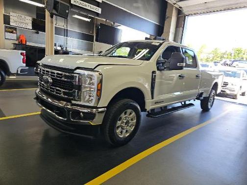 Oxford White 2024 Ford F-250 XLT