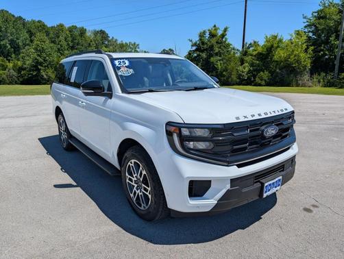 Oxford White 2025 Ford Expedition Active