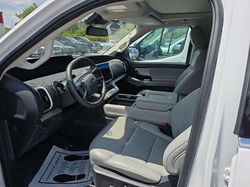 Oxford White 2025 Ford Expedition Active