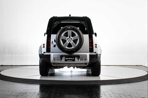 /SILVER 2024 Land Rover Defender 110 P300