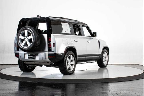 /SILVER 2024 Land Rover Defender 110 P300