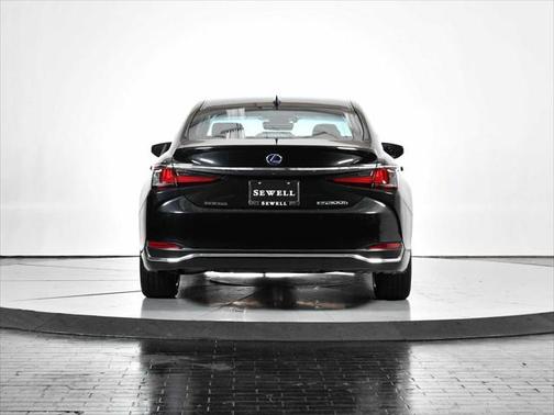 2022 Lexus ES 300h Ultra Luxury