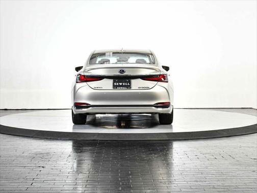 2022 Lexus ES 300h Base