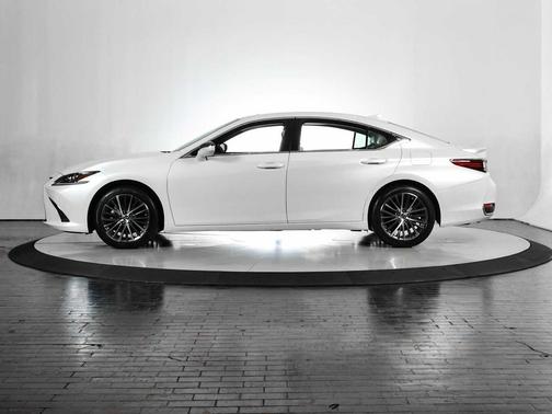 2025 Lexus ES 300h Base