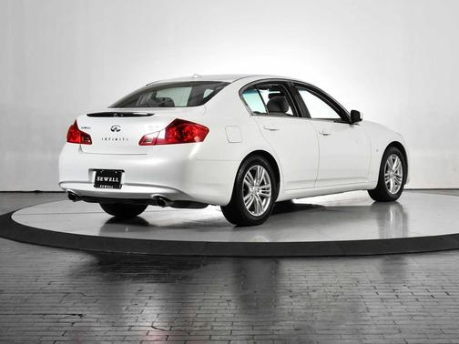 2015 INFINITI Q40 Base