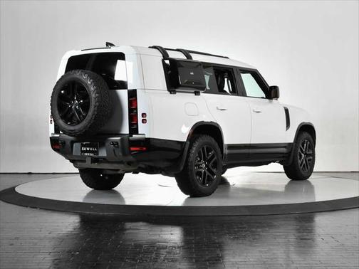 2024 Land Rover Defender 130 P400 Outbound