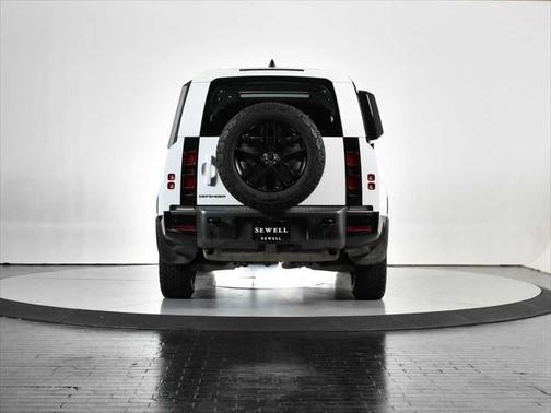 2024 Land Rover Defender 130 P400 Outbound