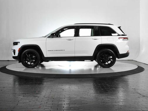 Bright White Clearcoat 2025 Jeep Grand Cherokee Limited