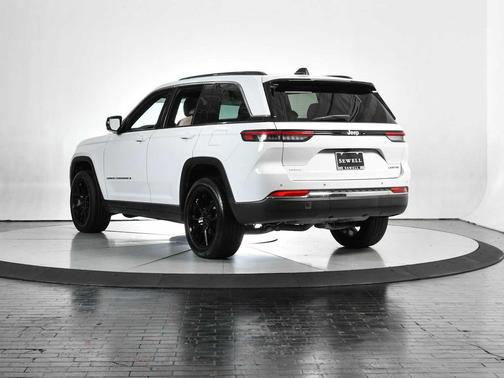 Bright White Clearcoat 2025 Jeep Grand Cherokee Limited