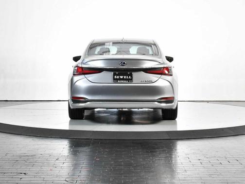 Iridium 2022 Lexus ES 300h Base