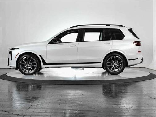 2023 BMW X7 M60i