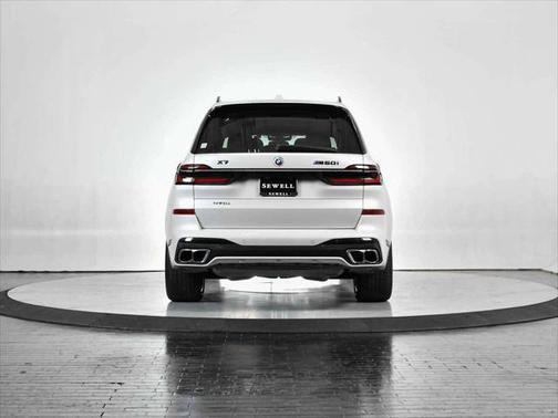 2023 BMW X7 M60i