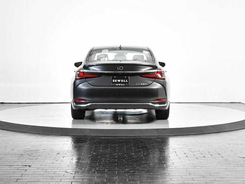 2025 Lexus ES 300h Base