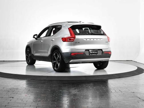 /SILVER 2019 Volvo XC40 T5 Momentum