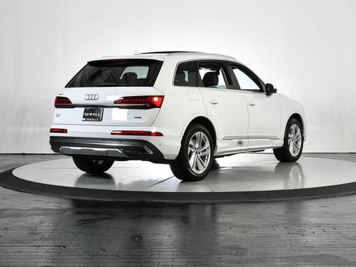 Glacier White Metallic 2023 Audi Q7 45 Premium