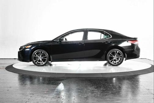 Midnight Black Metallic 2018 Toyota Camry SE