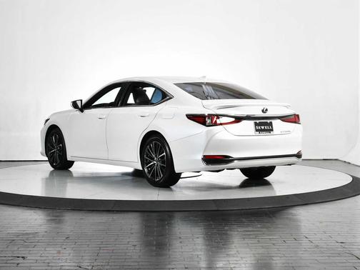 2025 Lexus ES 300h Base