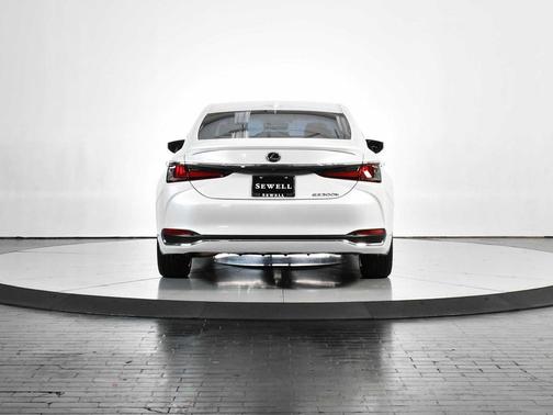 2025 Lexus ES 300h Base