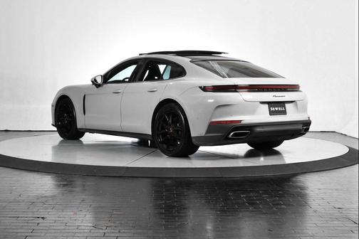2025 Porsche Panamera 4