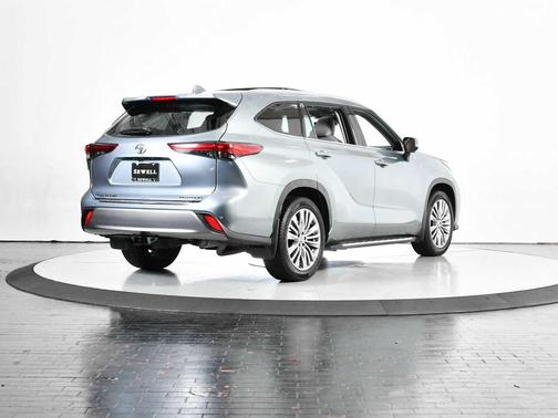 Moon Dust 2023 Toyota Highlander Platinum