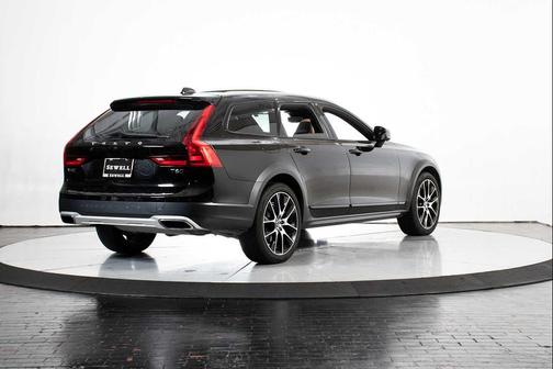 Onyx Black Metallic 2018 Volvo V90 Cross Country T6