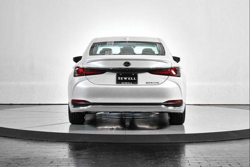 2025 Lexus ES 300h Luxury