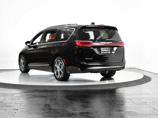 Diamond Black Crystal Pearlcoat 2024 Chrysler Pacifica L