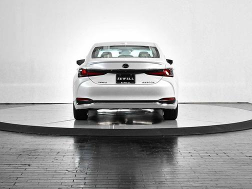 2025 Lexus ES 300h Luxury