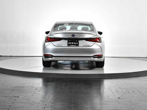 Silver Lining Metallic 2020 Lexus ES 300h Base